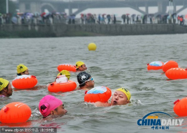 浙江蘭溪：15名環(huán)保局長率千人渡江以證水質(zhì)