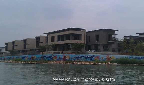 城市會(huì)客廳還是私人豪宅?歡樂海岸驚現(xiàn)別墅群(圖)