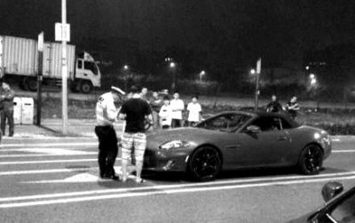 北京數(shù)十輛跑車(chē)深夜聚集被扣 警方稱其違章停車(chē)