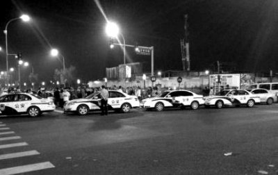 北京數(shù)十輛跑車(chē)深夜聚集被扣 警方稱其違章停車(chē)