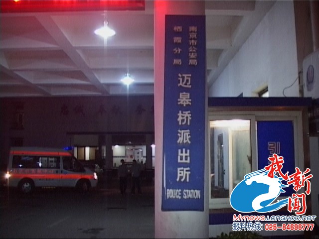 南京：女?huà)氡粭壭^(qū)路上 險(xiǎn)被車(chē)輪碾壓