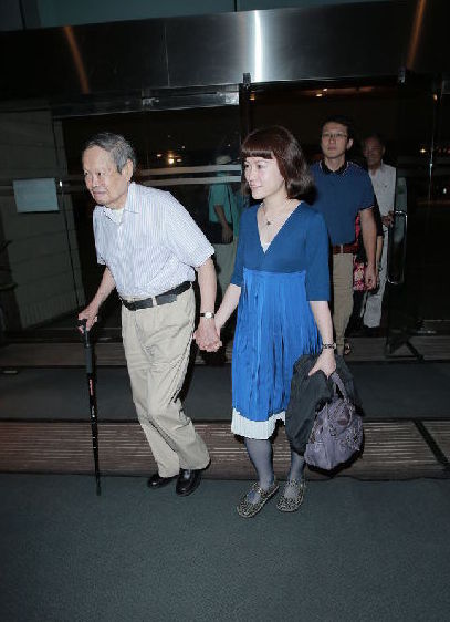 91歲楊振寧攜36歲妻子捧場(chǎng)劉曉慶話劇 十指緊扣顯恩愛(ài)