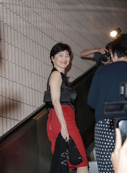 91歲楊振寧攜36歲妻子捧場(chǎng)劉曉慶話劇 十指緊扣顯恩愛