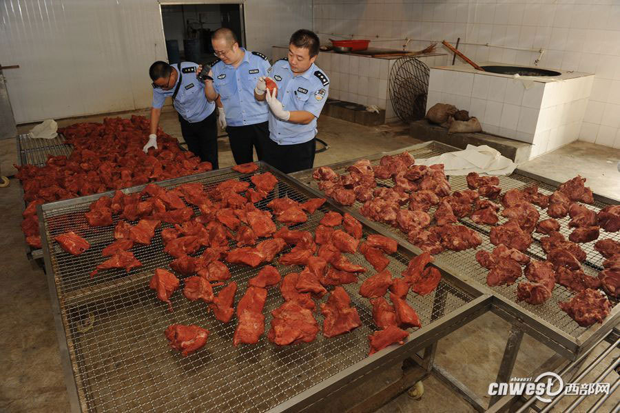 西安警方截獲17噸假牛肉 加工窩點(diǎn)現(xiàn)場(chǎng)令人作嘔