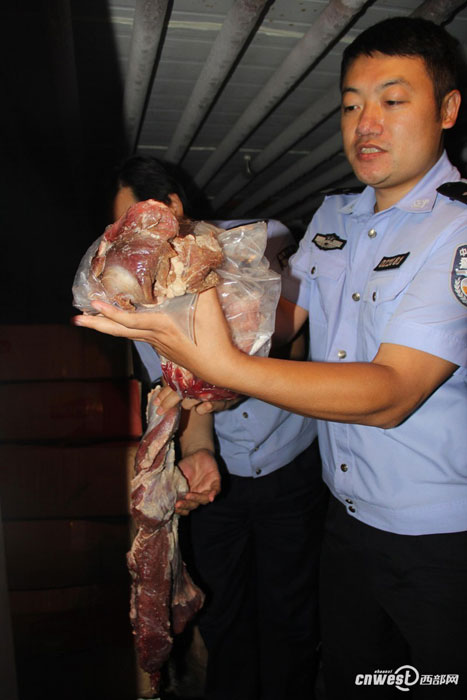 西安警方截獲17噸假牛肉 加工窩點現(xiàn)場令人作嘔