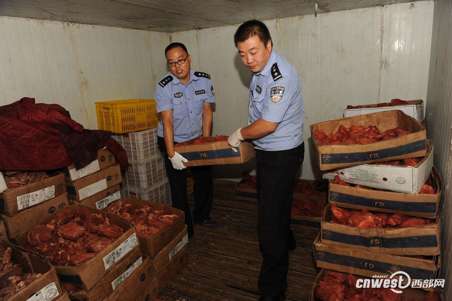 西安警方截獲17噸假牛肉 加工窩點(diǎn)現(xiàn)場令人作嘔