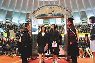 臺灣一所大學(xué)特色迎新生：行叩門禮、爬克難坡