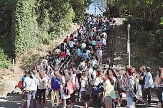 臺灣一所大學(xué)特色迎新生：行叩門禮、爬克難坡