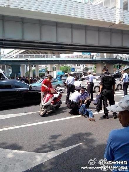 上海一男子持刀截車襲擊群眾 民警開槍將其控制(圖)