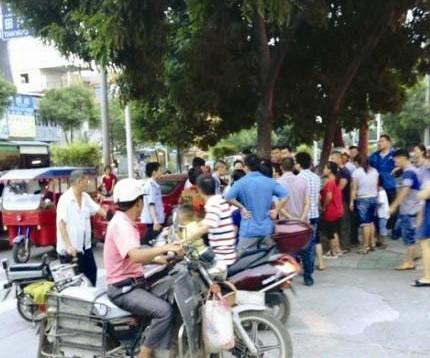 廈門三位老人撿到錢包 要求失主每人獎(jiǎng)勵(lì)1000元