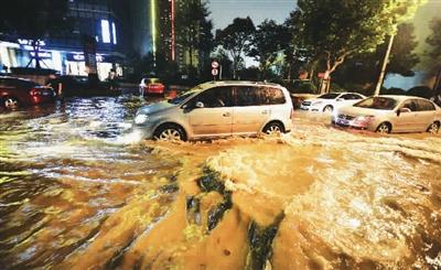 上海中心城區(qū)普降暴雨 各方排水疏路