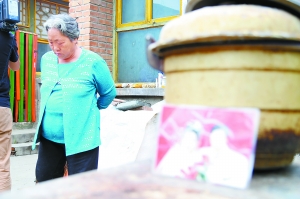 看一眼兒子婚照 她低頭而去