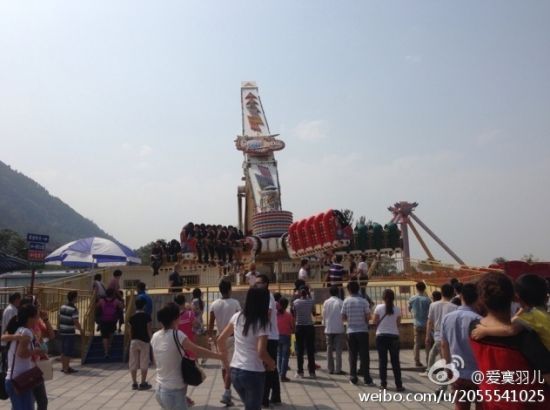 西安游樂設(shè)施運轉(zhuǎn)時甩出3人續(xù):游客空中被嚇哭