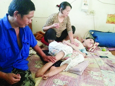 兒子得絕癥無(wú)法呼吸 兩三秒一次父母輪流為他按壓3年