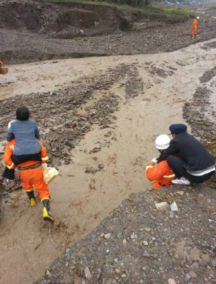 甘肅岷縣:突遭冰雹暴雨災(zāi)害已致7人遇難1人失蹤