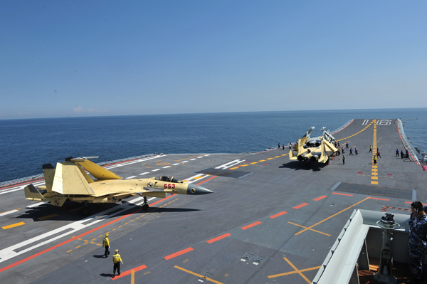 殲-15艦載戰(zhàn)斗機完成最大重量起降試驗