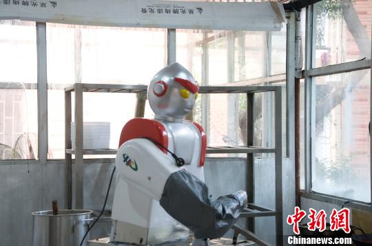 重慶大學食堂現(xiàn)“奧特曼”刀削面 銷量走俏