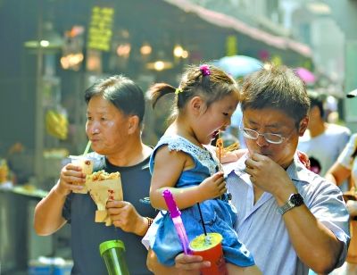 《旅游法》實施后價格或暴漲 中秋出境游異?；鸨?/></p>

<p>中秋節(jié)假期只有三天，出境游市場本不被看好，但這個假期卻異常火爆，不輸黃金周。昨日，多家旅行社負責(zé)人透露，這是受《旅游法》即將推出的影響。</p>

<p>中秋出游，趕在《旅游法》前夕</p>

<p>這個中秋節(jié)，羅帆和熊文這對85后的情侶是泡在馬來西亞的熱浪島度過的，本來打算十一擺酒結(jié)婚的他們，把蜜月提前過了?！拔覀冎饕莵韺W(xué)潛水課程的，害怕旺季時太多人，早些年出游時不懂得錯峰出行，今年提前出門了?！?/p>

<p>正在法國盧浮宮游覽的汪先生通過電郵告訴記者，他是特意趕在《旅游法》實施前夕報團的?！堵糜畏ā?0月1日正式實施，其中明文杜絕零負團費，出境游報團價格勢必上漲。汪先生稱，中秋節(jié)出游歐洲三國的價格是1.2萬元，同樣的線路國慶節(jié)的報價是2.2萬元，比較價格后，決定請了年假提前出游。中國國旅武漢旅行社經(jīng)理李中凱稱，以往大多數(shù)人選擇在暑假或國慶節(jié)出游，9月是旅游業(yè)傳統(tǒng)的淡季，但今年中秋反而比國慶節(jié)還火爆。</p>

<p>淡季不淡，東南亞游客量翻番</p>

<p>中國國旅武漢旅行社、中南國旅、攜程旅游、途牛旅游等多家機構(gòu)的數(shù)據(jù)表明，中秋節(jié)期間，出境線路預(yù)訂十分火爆。受游客青睞的泰國及韓國方向線路，早在8月底就已經(jīng)銷售一空。東南亞游客量翻番，到韓國的人數(shù)比去年同期增加120%。</p>

<p>選擇自助游的游客人數(shù)也明顯增多。據(jù)途牛旅游的監(jiān)測數(shù)據(jù)，9月到10月期間選擇馬爾代夫方向自助游的游客人數(shù)，同比增長104%；東南亞方向同比增長150%。</p>
</p>
</div>
</div>

<div   class=