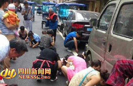 小偷當街撒假黃金瞬間被哄搶 造成交通擁堵(圖)
