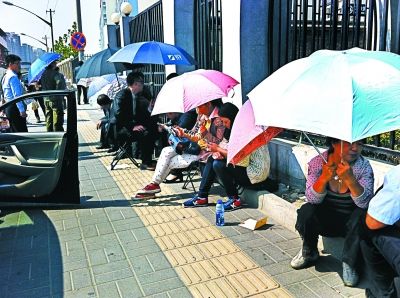 北京朝陽(yáng)看守所外現(xiàn)倒號(hào)黃牛 律師花500元買(mǎi)位