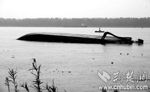 長(zhǎng)江一盜沙船受載不均傾覆 14人獲救1人失蹤
