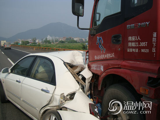 老板開車運(yùn)90萬現(xiàn)金發(fā)國慶福利 高速追尾錢撒一地