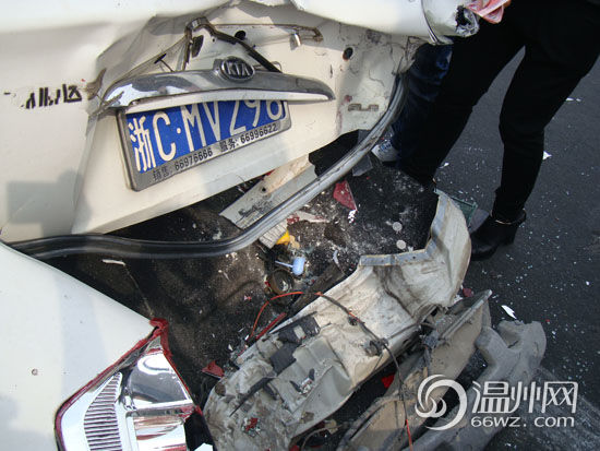 老板開車運(yùn)90萬現(xiàn)金發(fā)國慶福利 高速追尾錢撒一地