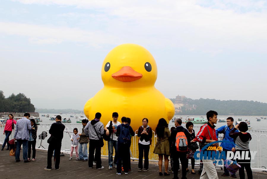 數(shù)萬名中外游客冒雨進(jìn)頤和園看“大黃鴨”