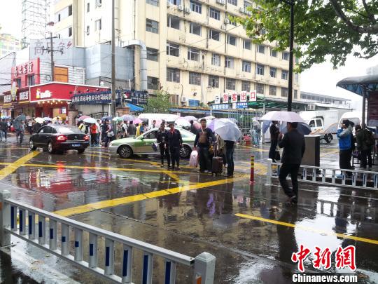 “菲特”來(lái)勢(shì)洶洶 游客“避風(fēng)頭”改行程提前返程