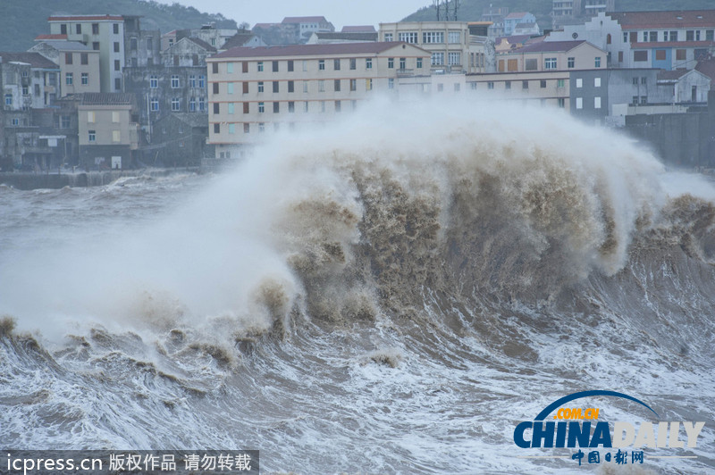 浙江溫嶺：臺(tái)風(fēng)”菲特“掀起巨浪 看潮人流涌動(dòng)