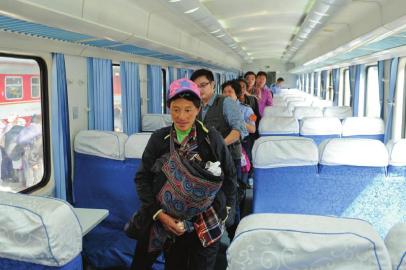 列車上生完孩子 淡定轉(zhuǎn)車?yán)^續(xù)回家