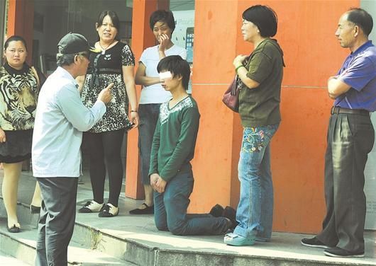 男子沖動氣走女友 為求原諒當(dāng)街下跪兩小時(圖)