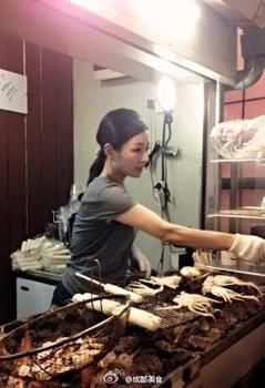 成都美女大學(xué)生烤魷魚月入10萬(wàn) 被稱