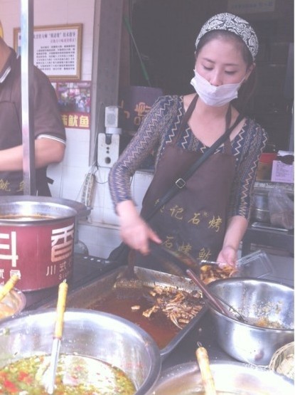 成都美女大學(xué)生烤魷魚月入10萬(wàn) 被稱