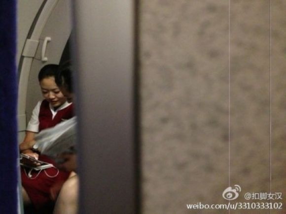 網(wǎng)爆空姐飛行中玩手機(jī)半小時(shí) 航空公司：若查實(shí)將嚴(yán)懲