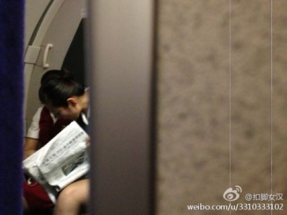 網(wǎng)爆空姐飛行中玩手機(jī)半小時(shí) 航空公司：若查實(shí)將嚴(yán)懲