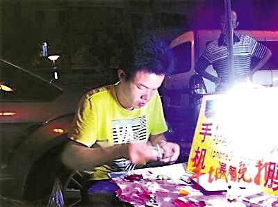 “貼膜哥”月入近兩萬？網(wǎng)友：吹牛你也算算賬