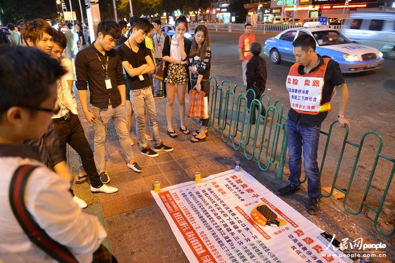 高清：男子擺攤出售“面子” 吐次口水收費(fèi)百元