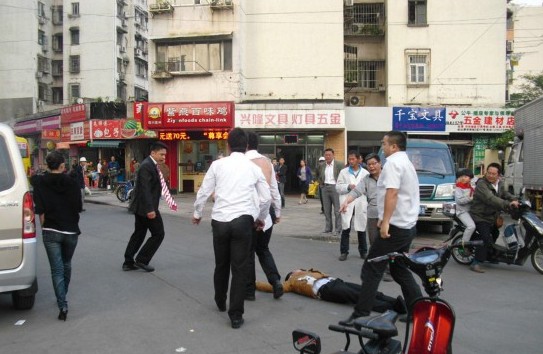 上海中介爭(zhēng)搶房源互毆 打斗持續(xù)十來(lái)分鐘