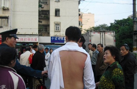 上海中介爭(zhēng)搶房源互毆 打斗持續(xù)十來(lái)分鐘