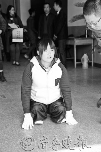 為了以后能幫助他人 19歲堅(jiān)強(qiáng)女孩爬行上大學(xué)