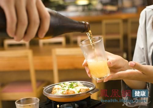 這幾種菜千萬別下酒吃 易變“奪命砒霜”