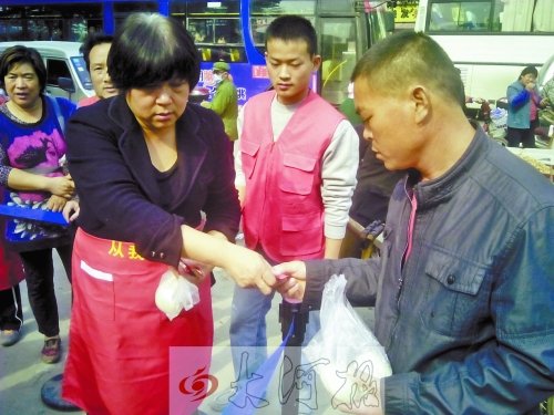 鄭州一群熱心人醫(yī)院門口免費(fèi)送午餐 已堅(jiān)持半年
