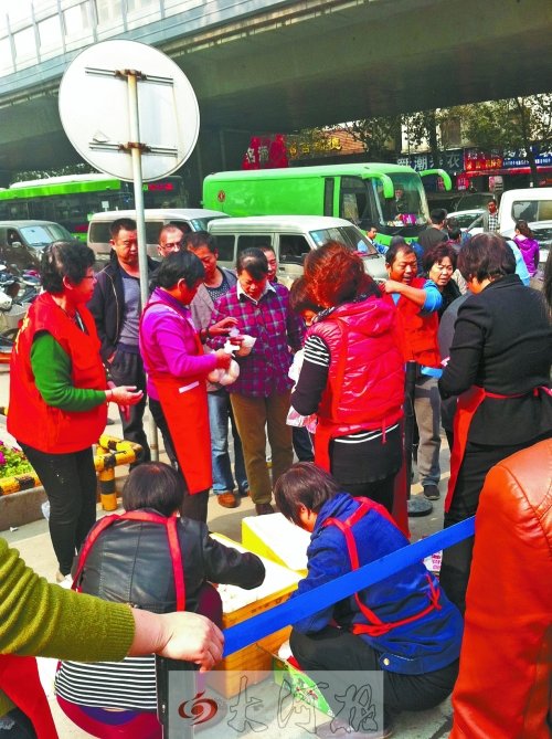 鄭州一群熱心人醫(yī)院門口免費(fèi)送午餐 已堅(jiān)持半年