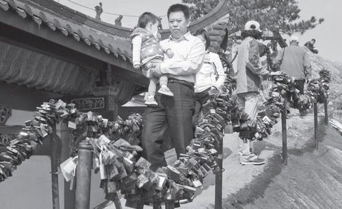 安徽九華山清理萬只生銹平安鎖 游客呼吁留點(diǎn)情