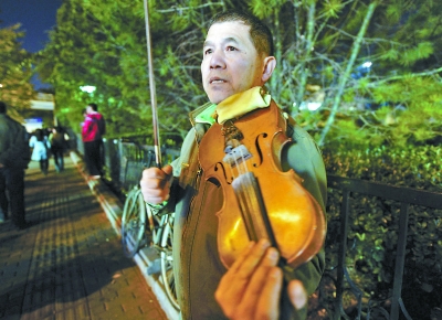 人大東門拉琴大爺10年未斷弦 畢業(yè)生追琴音找記憶