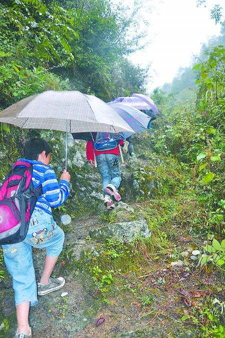 重慶：小學(xué)生每天摸黑爬懸崖上學(xué) 山路最窄處10厘米(圖)