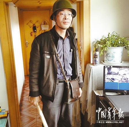 陜醫(yī)生舉報副縣長公款出游 出門戴鋼盔防身(圖)