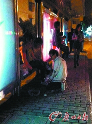 蘇州一名小學(xué)生公交站下跪求愛引發(fā)熱議