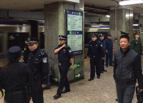 北京地鐵2號(hào)線宣武門站一男子跳下站臺(tái)死亡